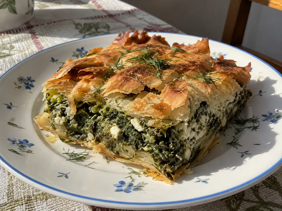 Домашно приготвени баница със спанак и сирене с видима истинска текстура